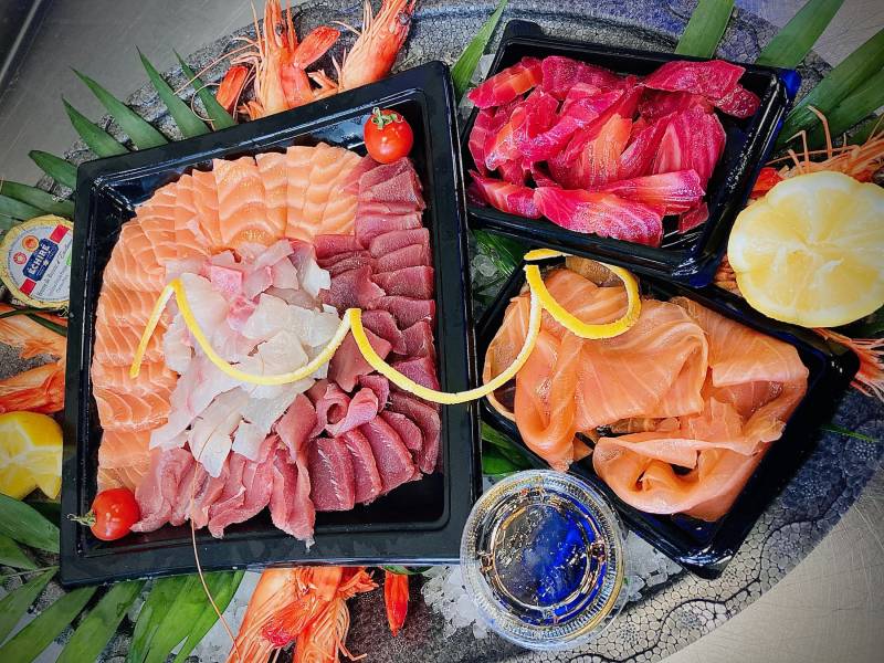 Nouveautés ! préparation de poissons saumon, daurade et thon en sashimis